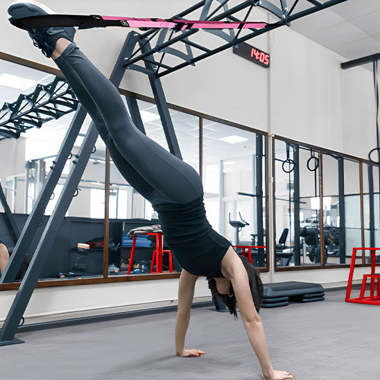 femme mains gym elastique musculation